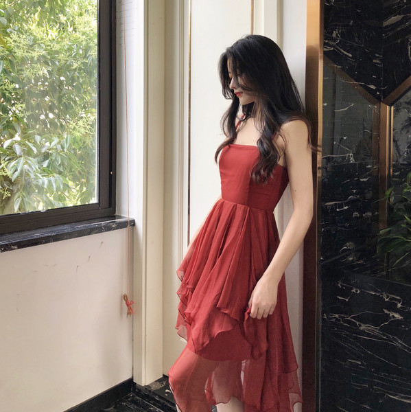 Rochie de dama moderna croiata in culoarea rosie cu bretele subtiri