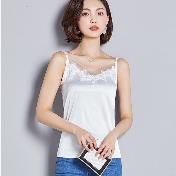 Modern női felső vékony pántokkal és csipkével