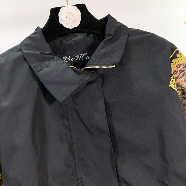 Vékony tavaszi-őszi kabát cipzárral fekete színben