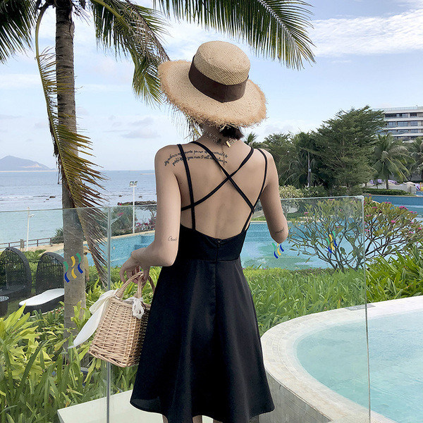 Rochie actuală de damă în negru cu spatele gol