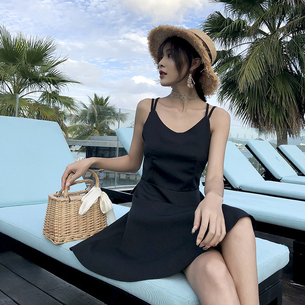 Rochie actuală de damă în negru cu spatele gol