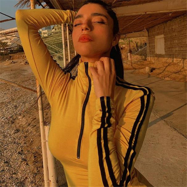 Női sportruha sárga és narancssárga színben cipzárral és szegéllyel az ujjakon