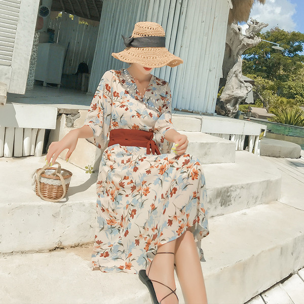 Rochie de dama actuala cu model floral si decolteu in V