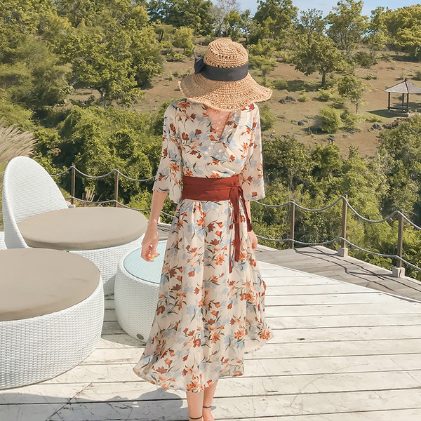 Rochie de dama actuala cu model floral si decolteu in V