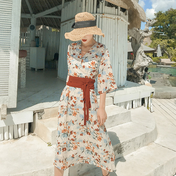 Rochie de dama actuala cu model floral si decolteu in V