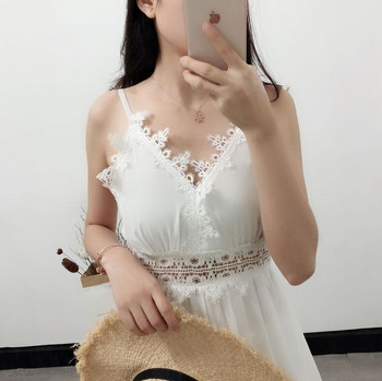 Modern női ruha fehér színben, V-nyakkal