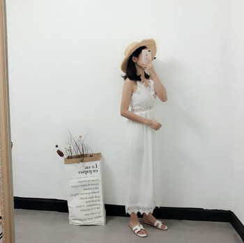 Modern női ruha fehér színben, V-nyakkal