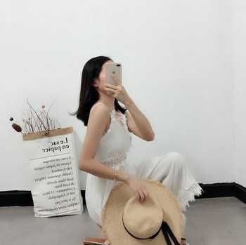 Modern női ruha fehér színben, V-nyakkal