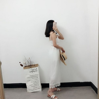 Modern női ruha fehér színben, V-nyakkal