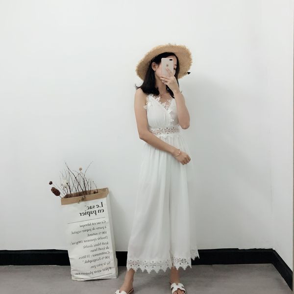 Modern női ruha fehér színben, V-nyakkal