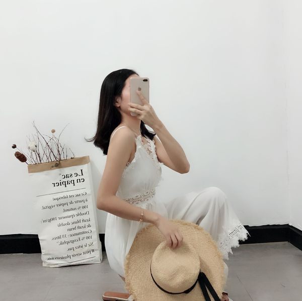 Modern női ruha fehér színben, V-nyakkal