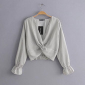 Cămașă de damă în dungi cu decolteu în V adânc