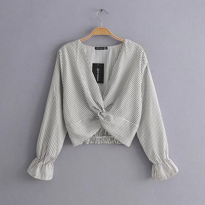 Cămașă de damă în dungi cu decolteu în V adânc