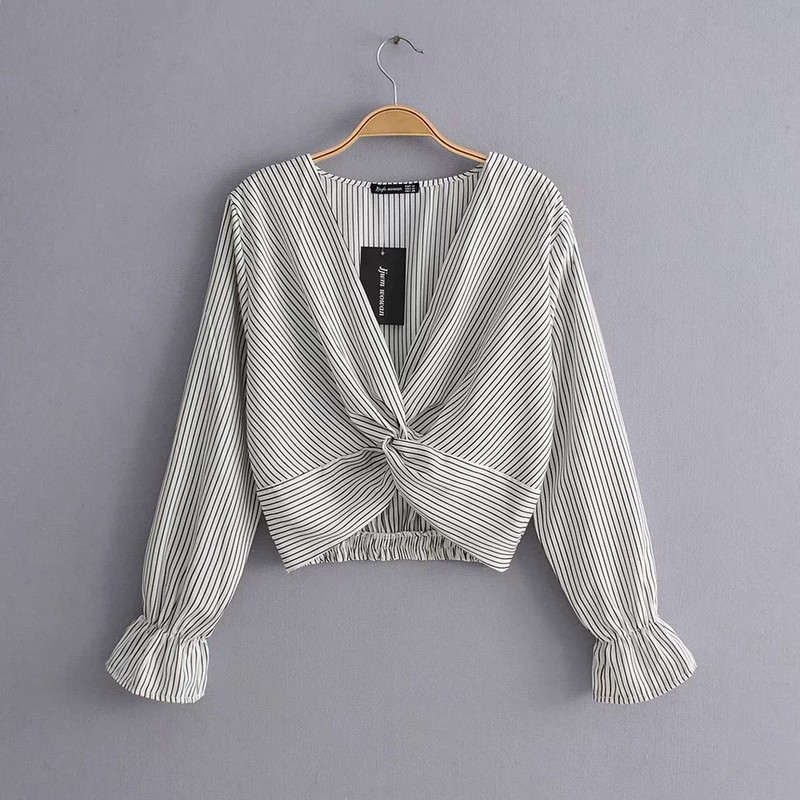 Cămașă de damă în dungi cu decolteu în V adânc