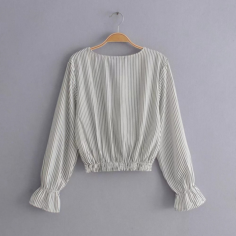 Cămașă de damă în dungi cu decolteu în V adânc