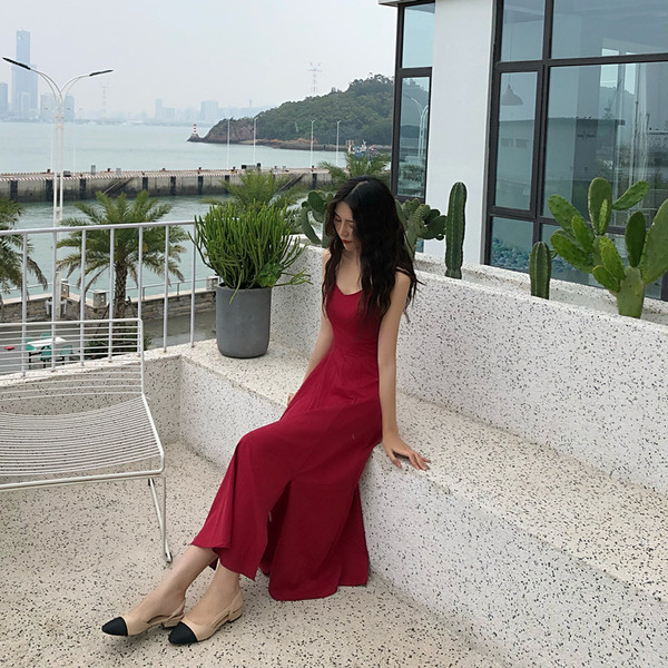 Modern női ruha fekete és piros színben