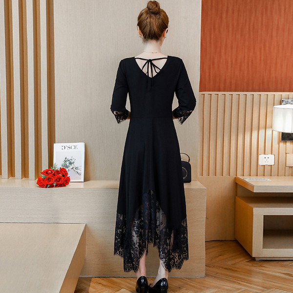 Női modern ruha - kivágott modell csipkével