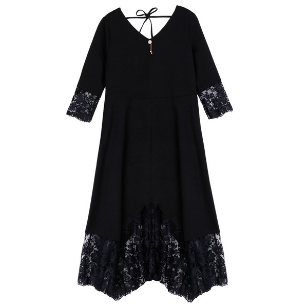 Női modern ruha - kivágott modell csipkével