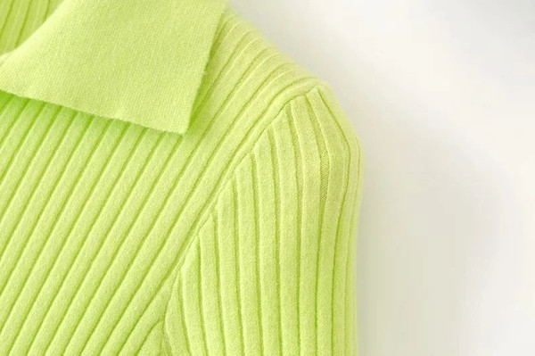 Modern női blúz klasszikus gallérral zöld és rózsaszín színben