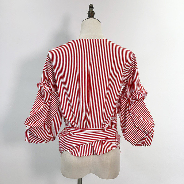 Csíkos női ing fűzős derekán