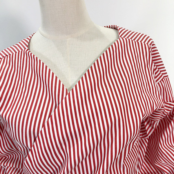 Csíkos női ing fűzős derekán