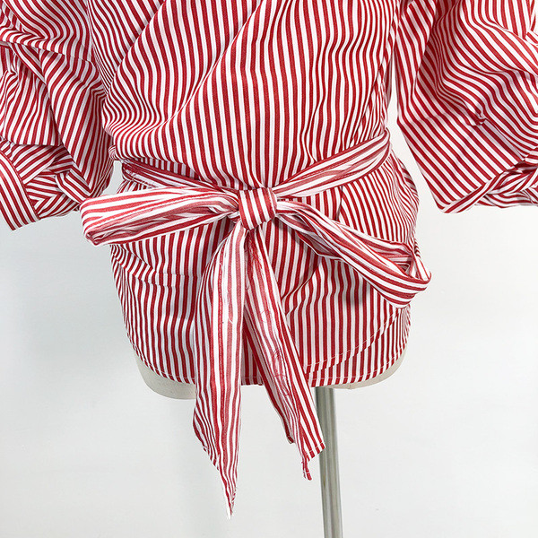 Csíkos női ing fűzős derekán