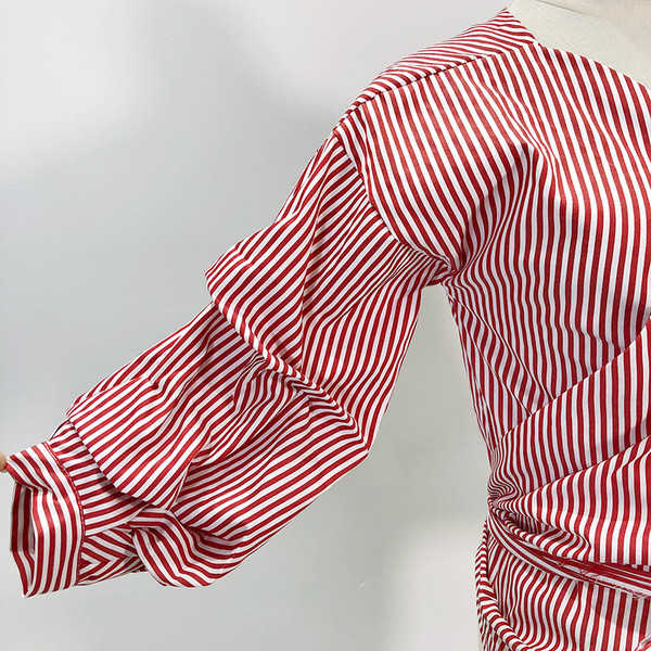 Csíkos női ing fűzős derekán