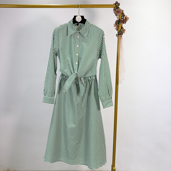 Rochie lungă în dungi cu legături în talie