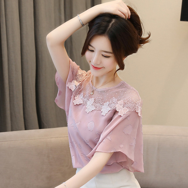 Bluză de damă modernă cu dantelă în alb și roz