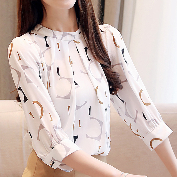 Cămașă modernă de damă în alb cu decolteu O