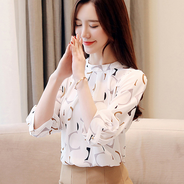 Cămașă modernă de damă în alb cu decolteu O