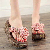 Modern női papucs platform és 3D elemekkel több színben