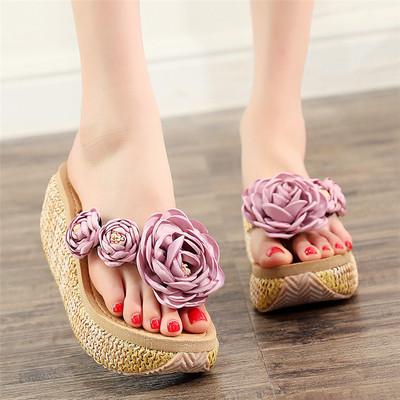 Modern női papucs platform és 3D elemekkel több színben