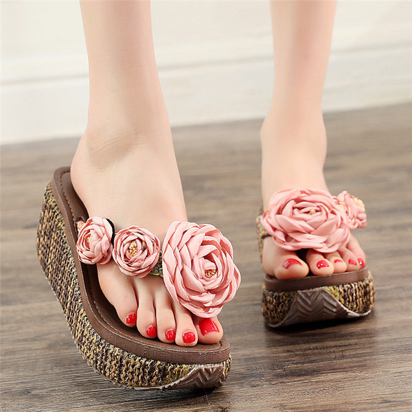 Modern női papucs platform és 3D elemekkel több színben