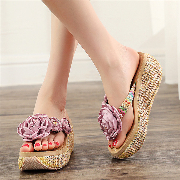 Modern női papucs platform és 3D elemekkel több színben