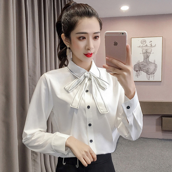 Cămașă elegantă de damă în alb cu nasturi