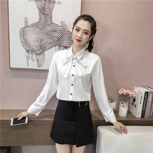 Cămașă elegantă de damă în alb cu nasturi