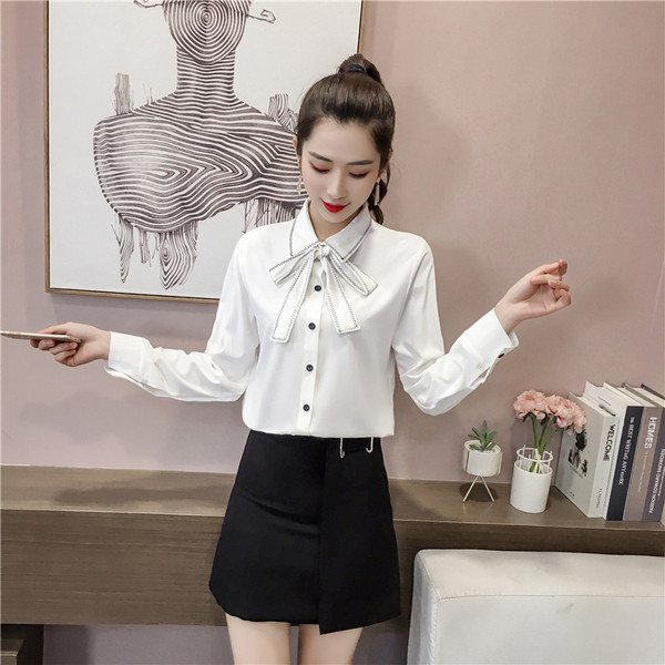 Cămașă elegantă de damă în alb cu nasturi