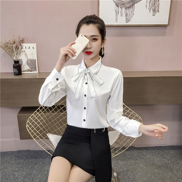 Cămașă elegantă de damă în alb cu nasturi
