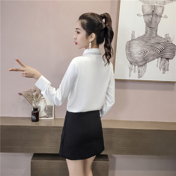 Cămașă elegantă de damă în alb cu nasturi