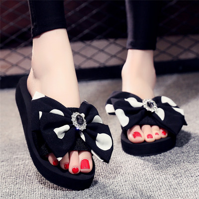 Alkalmi női papucs lapos talppal és fekete-fehér szalaggal