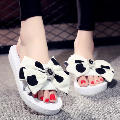 Alkalmi női papucs lapos talppal és fekete-fehér szalaggal