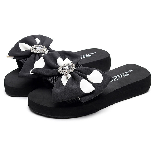 Alkalmi női papucs lapos talppal és fekete-fehér szalaggal