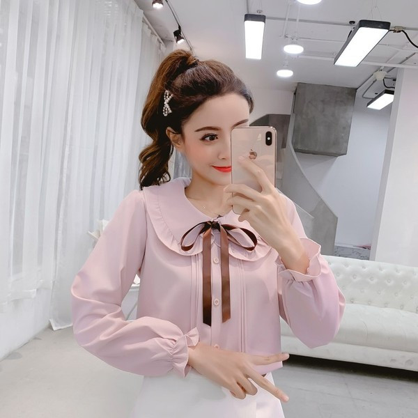 Aktuális női ing fehér és rózsaszín színben, nyakkendővel