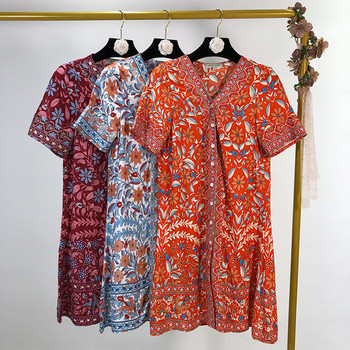 Rochie lată cu nasturi cu model colorat în trei culori