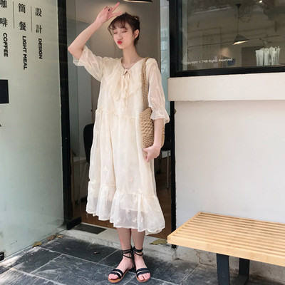 Rochie lejeră lungă de damă în alb cu decolteu O