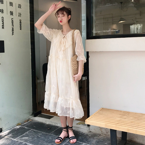 Rochie lejeră lungă de damă în alb cu decolteu O