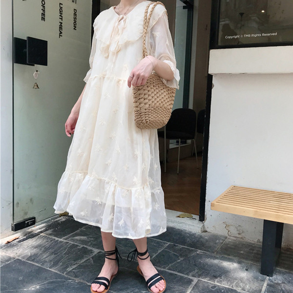 Rochie lejeră lungă de damă în alb cu decolteu O