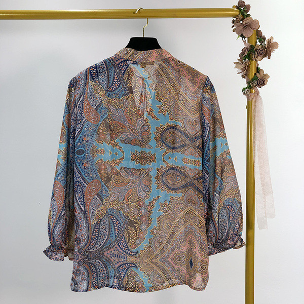 Bluză de damă largă din tul cu model colorat