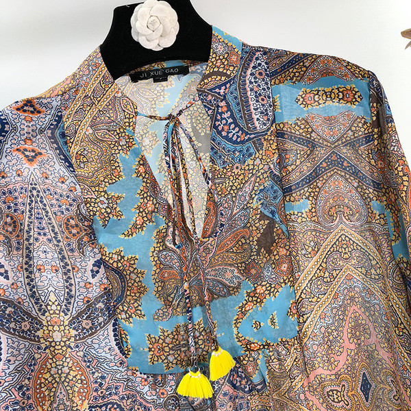 Bluză de damă largă din tul cu model colorat